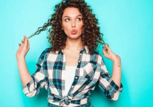 Mujer con cabello seco mostrando los 3 errores más comunes que resecan el cabello y cómo corregirlos con productos naturales