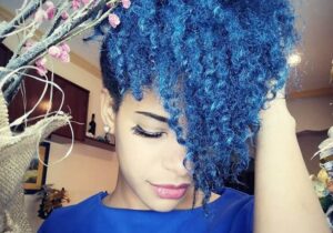 Mujer con cabello seco y maltratado mostrando cómo cuidarlo y mantenerlo hidratado y saludable de forma natural