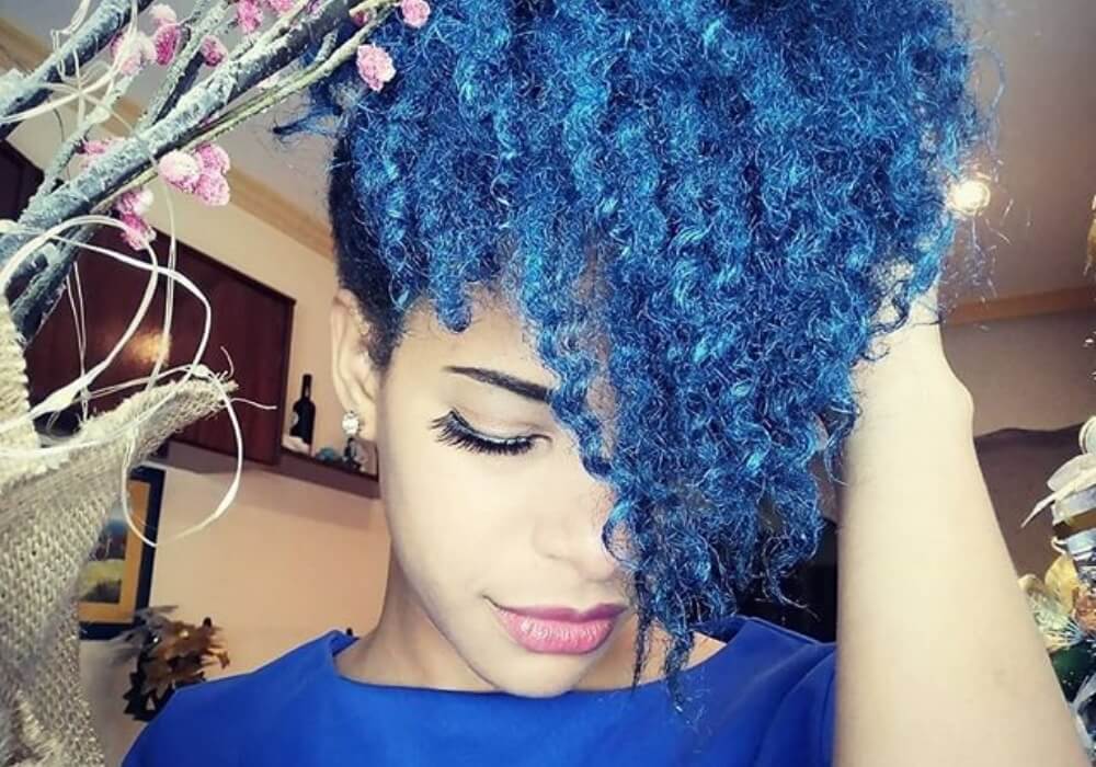 Mujer con cabello seco y maltratado mostrando cómo cuidarlo y mantenerlo hidratado y saludable de forma natural