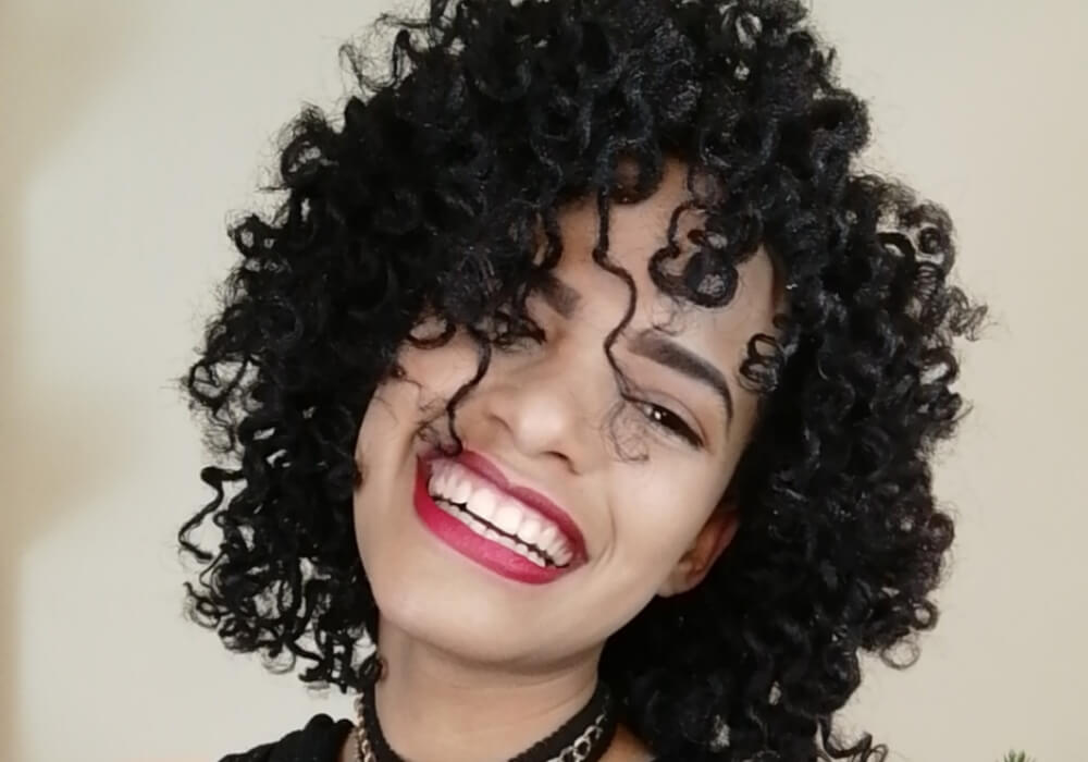 Ingredientes naturales como aloe vera, miel, hibiscus y glicerina para hidratar profundamente el cabello seco y maltratado