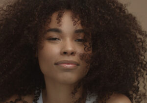 Primer plano de cabello afro sano mostrando la textura natural y la definición del rizo.